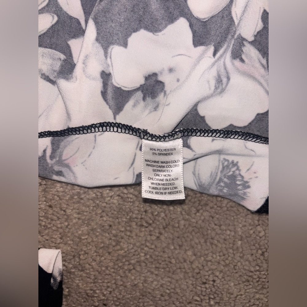 White House Black Market Top
Womens Black Double V Neck Floral
Blouse Size XXS - Picture 11 of 11
